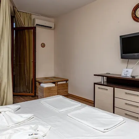 Studio In With Balcony & Outdoor Pool Apartament